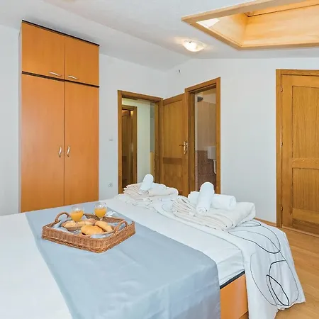 Amazing In With Swimming Pool Appartement