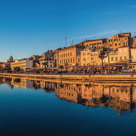 Amazing In With Swimming Pool * 比利切