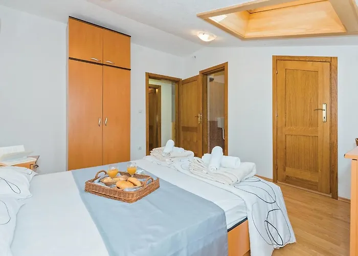 Amazing In With Swimming Pool Appartement